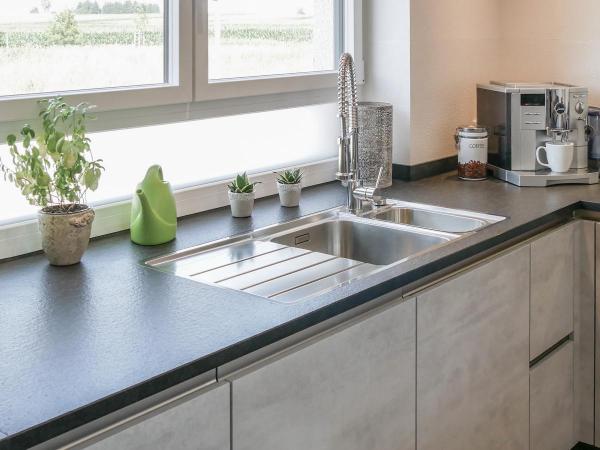 Küche mit Granitplatte 